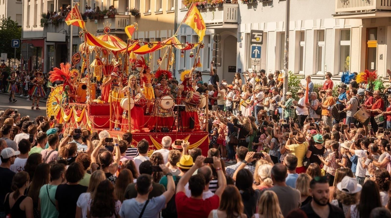 Karneval der Kulturen a Berlino — com'è davvero — Karneval der Kulturen: guida onesta alla sfilata, alle feste di strada, ai migli