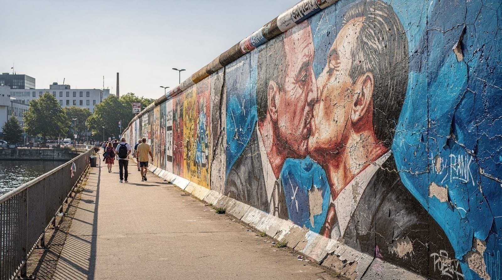 I murales dell'East Side Gallery — le storie dietro l'arte — Le storie dietro i murales più significativi dell'East Side Gallery. Cosa diceva
