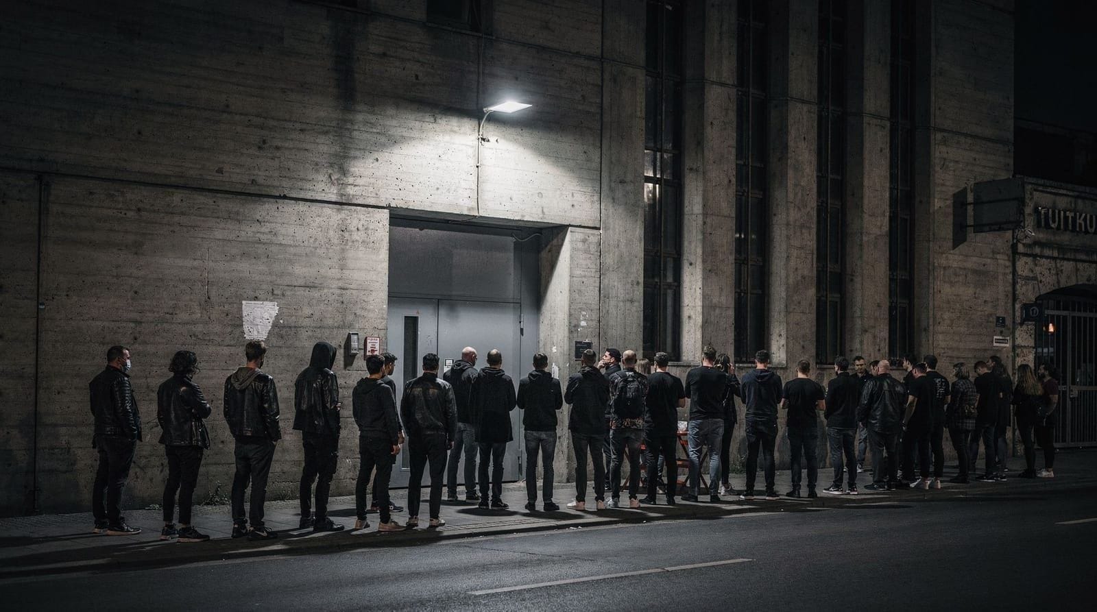 Berghain Türguide — ehrliche Einschätzung, wie man reinkommt (und was einen erwartet)