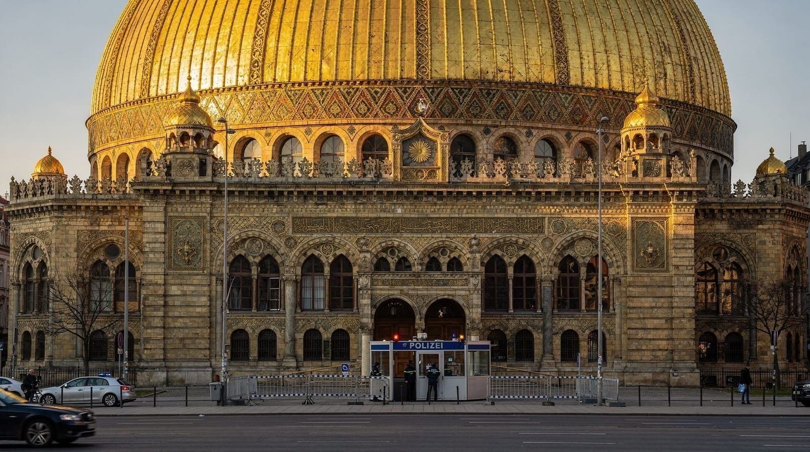 Neue Synagoge Berlino — la cupola dorata su Oranienburger Strasse
