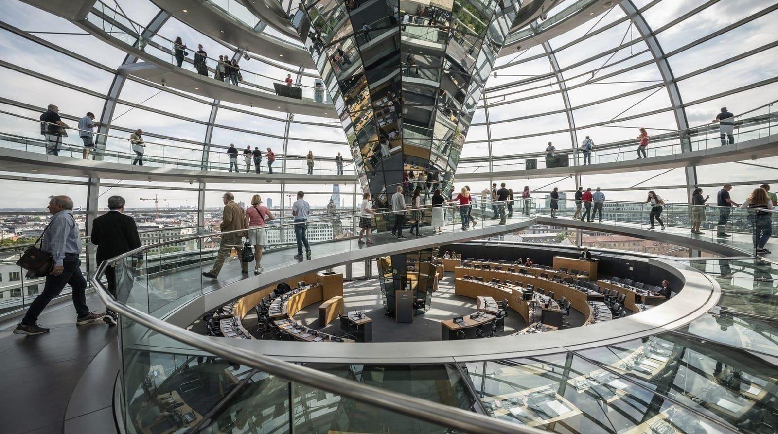 Come visitare la cupola del Reichstag a Berlino — guida alla prenotazione gratuita e cosa evitare — La cupola del Reichstag è gratuita — prenotare su bundestag.de. Come registrarsi