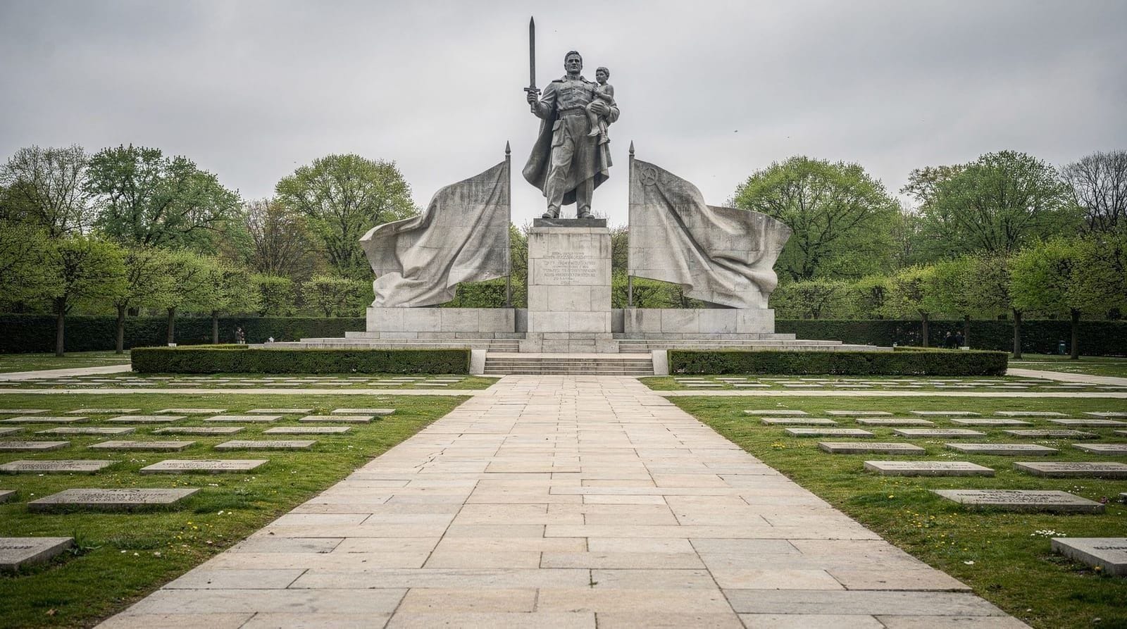 Il Memoriale della Guerra Sovietica nel Treptower Park — cosa aspettarsi prima di visitarlo — Il Memoriale della Guerra Sovietica nel Treptower Park custodisce 5.000 tombe de