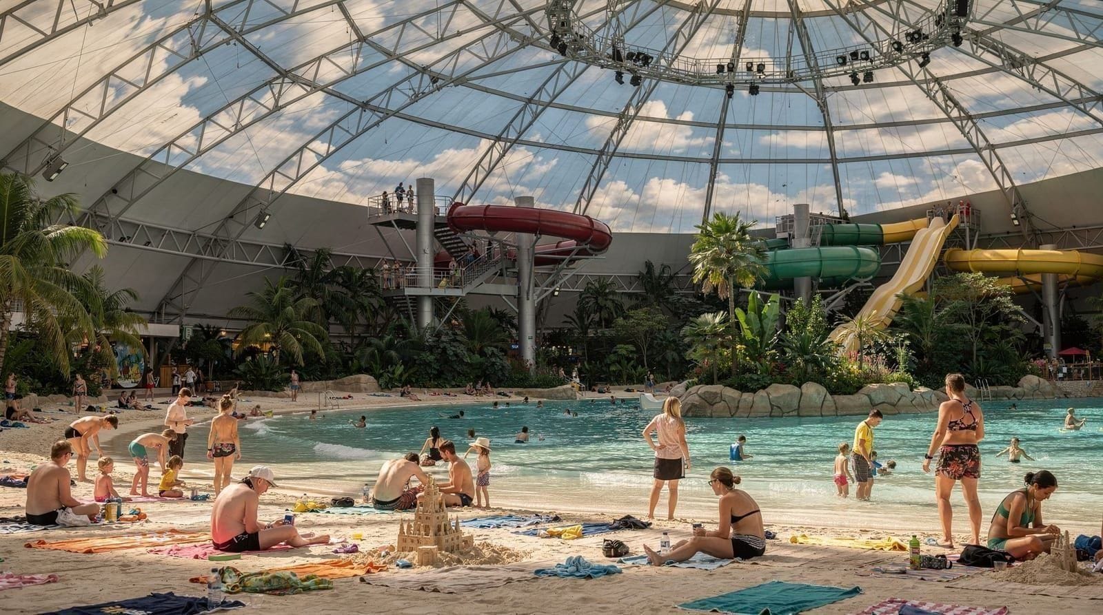 Tropical Islands con bambini — acquapark, prezzi e guida famiglia onesta 2026 — Tropical Islands per famiglie: prezzi biglietti, scivoli, spiaggia indoor, glamp