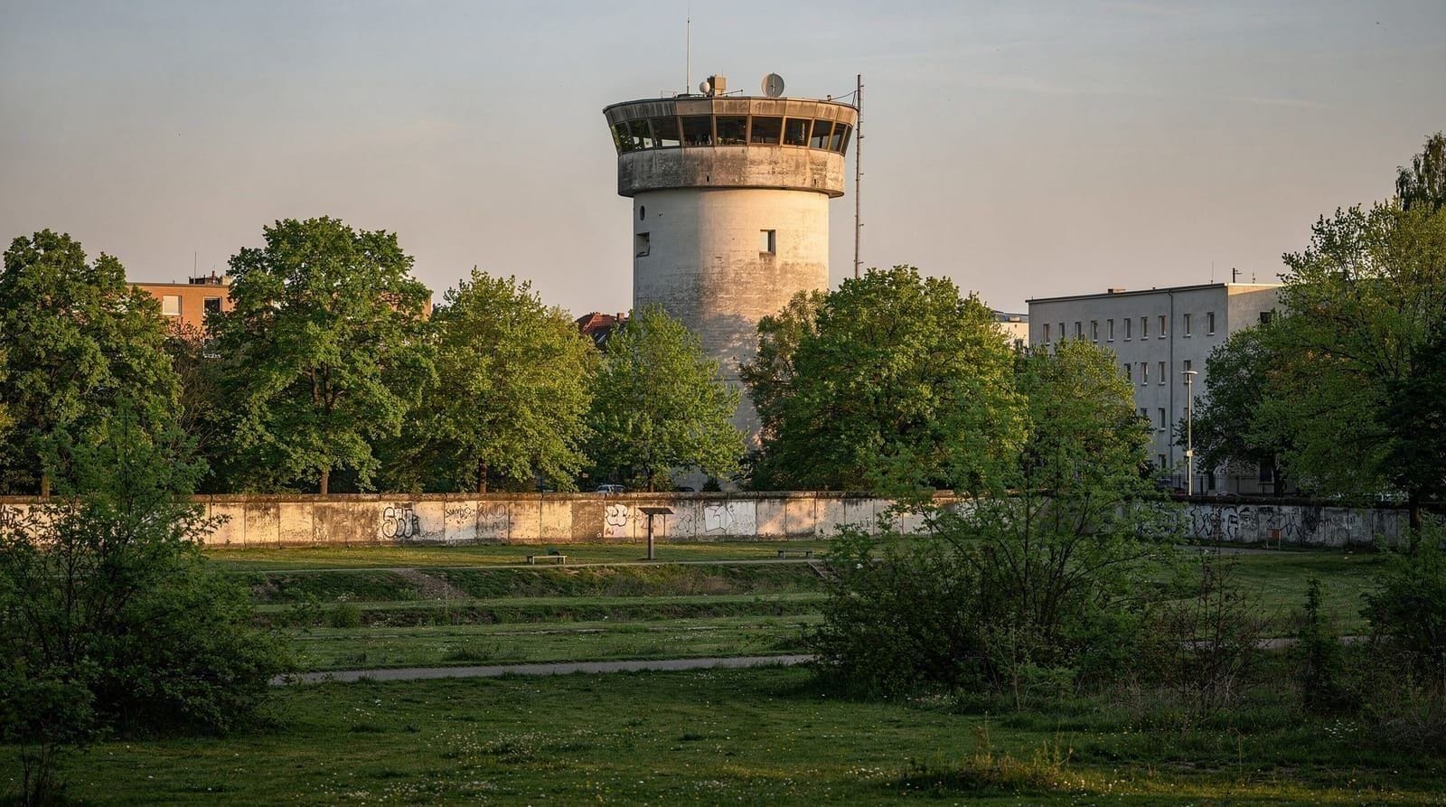 Torri di guardia superstiti del Muro di Berlino — guida a ciò che rimane — Delle 302 torri del Muro di Berlino, ne sopravvivono meno di 10. Guida a Schlesi