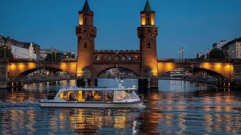 Berlin: Evening City Sightseeing Cruise
