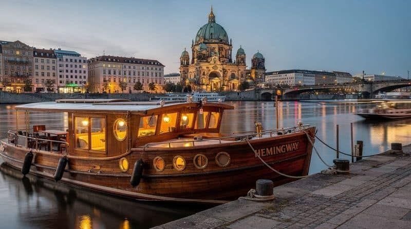Berlin: 1-Hour Boutique-Style Cruise on the Historic HEMINGWAY