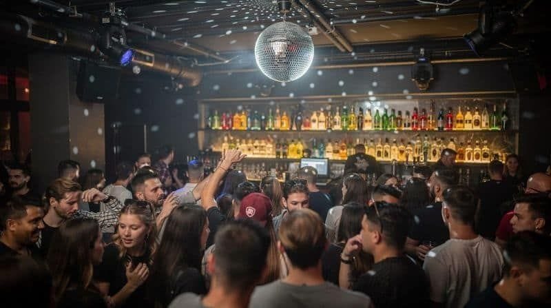 Berlin: Pub Crawl & Party with Free Shots & VIP Club Access