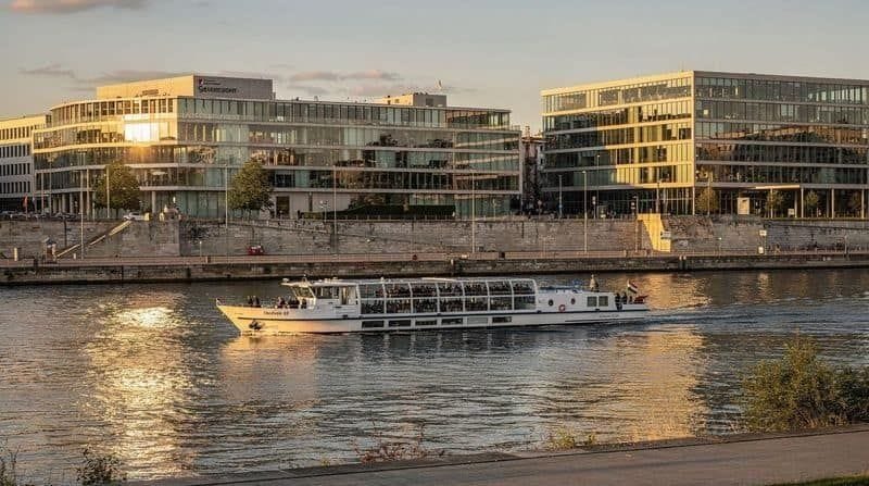 2.5-Hour Boat Tour Along the River Spree